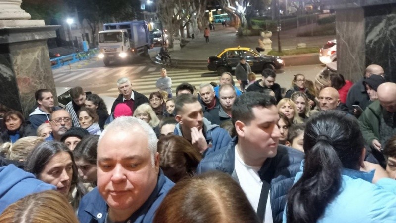 Capacidad colmada y algunos fieles que no consiguieron entrar.