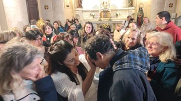 Capacidad colmada y algunos fieles que no consiguieron entrar.