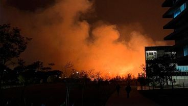Una imagen de las impactantes llamas del incendio registrado cerca del aeropuerto internacional de Códoba.
