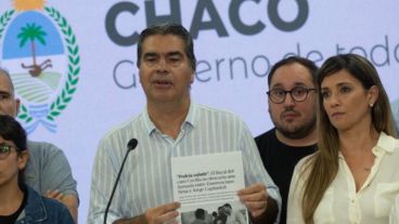 Capitanich con copias de notas periodísticas a las que definió como "falso de toda falsedad"