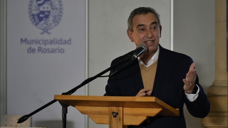 El intendente Pablo Javkin encabezó la presentación del simulacro del juicio por jurados vecinal en la ex Aduana.