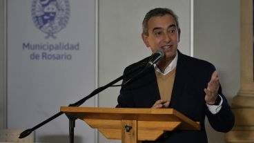El intendente Pablo Javkin encabezó la presentación del simulacro del juicio por jurados vecinal en la ex Aduana.