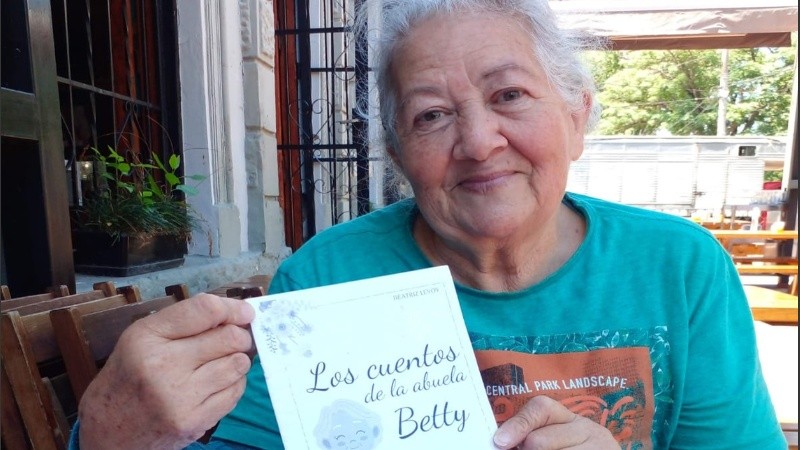 Beatriz Leroy con el borrador de su primer libro de cuentos infantiles. 