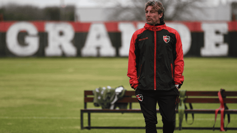 El DT rojinegro no confirmó la alineación del equipo