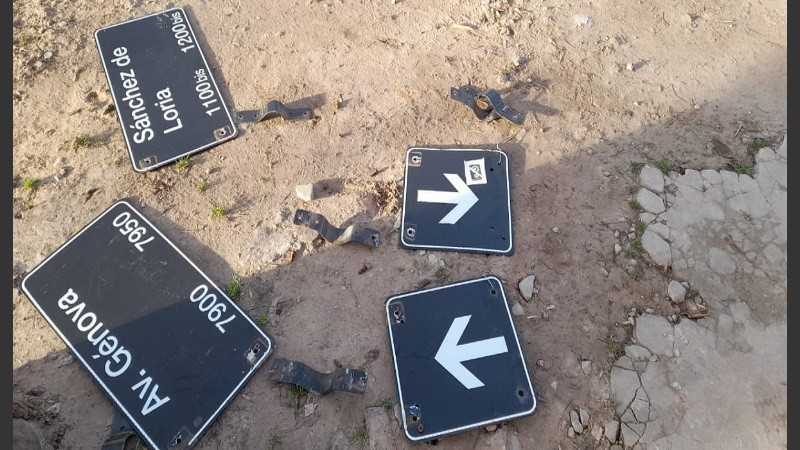 Así quedaron los carteles con los nombres de calles y las flechas luego del robo del caño.
