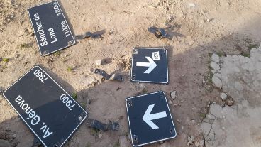 Así quedaron los carteles con los nombres de calles y las flechas luego del robo del caño.