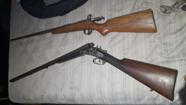 Dos escopetas secuestradas al hombre detenido.