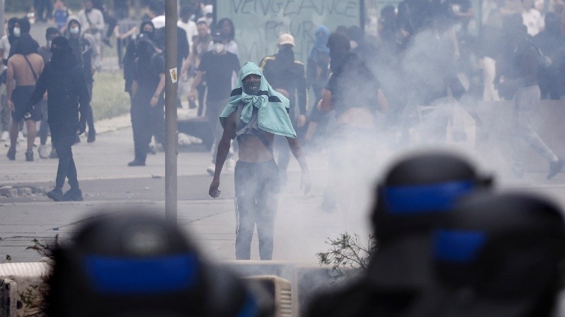 La policía intenta desactivar las protestas con gases lacrimógenos. 