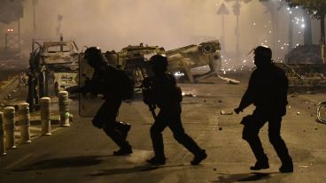 Miles de vehículos fueron incendiados.