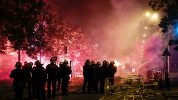Manifestantes usaron fuegos artificiales.