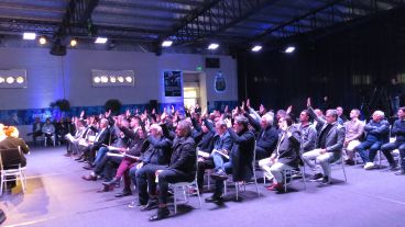 Todas las manos arriba en el predio de la AFA