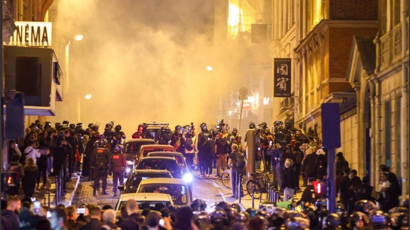 Enfrentamiento entre la Policía y manifestantes en una zona cercana al Arco del Triunfo en París.