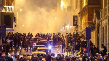 Enfrentamiento entre la Policía y manifestantes en una zona cercana al Arco del Triunfo en París.