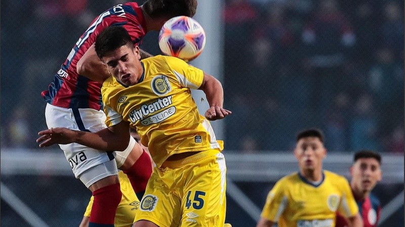 Mucha lucha: una constante en el duelo de Central con San Lorenzo en el Nuevo Gasómetro.