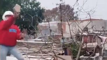 El momento en que se arroja el piedrazo.