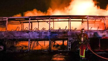 El funcionario indicó también que existe una investigación en curso para determinar las circunstancias del incendio de los vehículos.