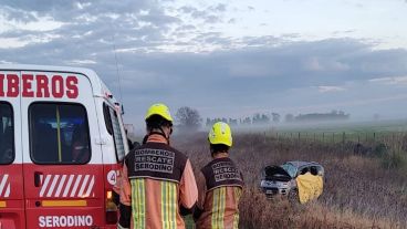 El vehículo cayó en la banquina, y la mujer murió en el acto.