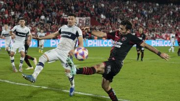 Los jugadores hablaron con el árbitro cuando volvieron a jugar el segundo tiempo del partido.