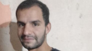 El joven oriundo de la ciudad de Santa Fe tiene tez blanca, ojos negros, cabellos negros, 1,70 de estatura y contextura delgada.