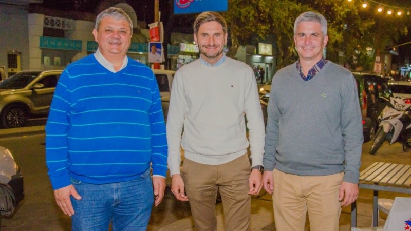 Los precandidatos en recorrida por Villa Gobernador Gálvez.
