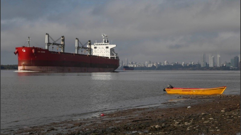 Si bien la bajante histórica terminó, el río sigue 