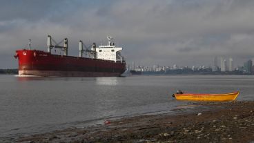 Si bien la bajante histórica terminó, el río sigue "en un proceso de aguas bajas".