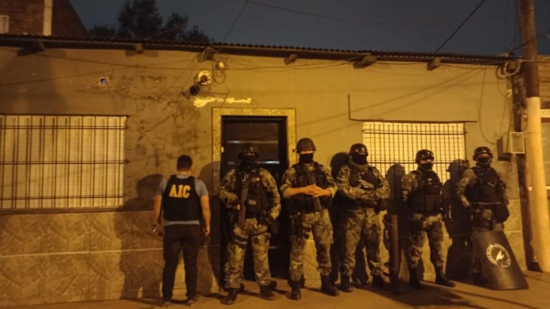 Allanamiento en Felipe Moré al 600 bis, en el pago chico de Riquelme, el nuevo enemigo público.