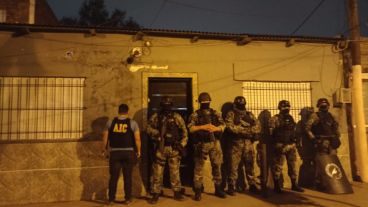 Allanamiento en Felipe Moré al 600 bis, en el pago chico de Riquelme, el nuevo enemigo público.