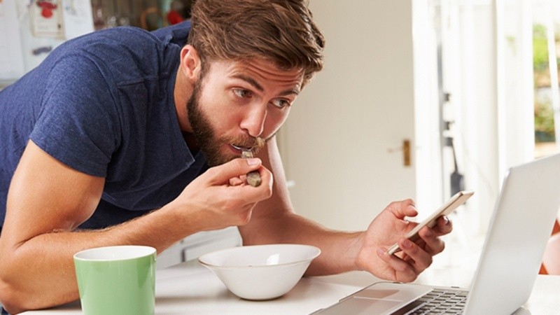 Uno de los principales factores de aumento tanto de la ingesta de aire como de la producción de gas es comer rápido, aunque también pueden contribuir el consumo de chicles, el tabaquismo o las alteraciones de la citada microbiota.