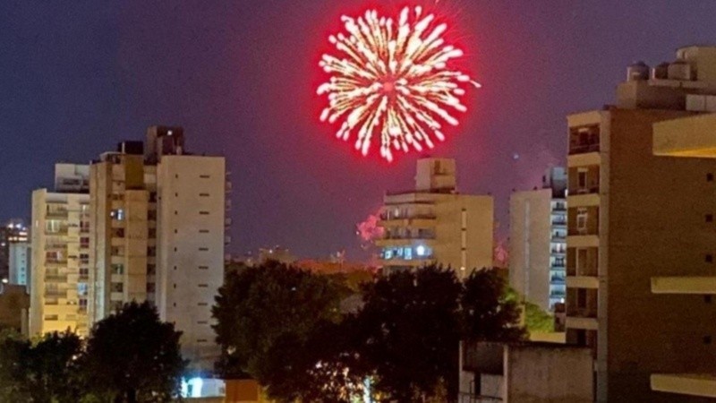 Fuegos artificiales en el cielo rosarino, una imagen frecuente a pesar de la prohibición.