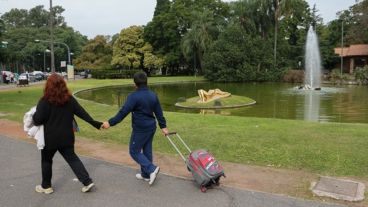 El domingo estará mayormente nublado.