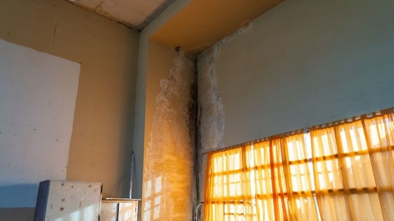 Filtraciones en techos y humedad en paredes.