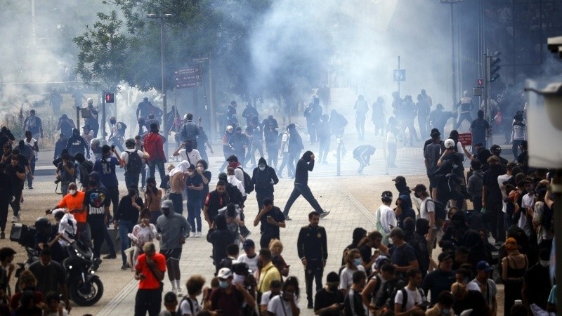 Los disturbios que vienen sacudiendo Francia desde el 27 de junio parecen estar yendo a la baja, con 16 detenidos en la noche del martes al miércoles, una cifra muy inferior a los 72 del lunes y a los 157 del domingo.