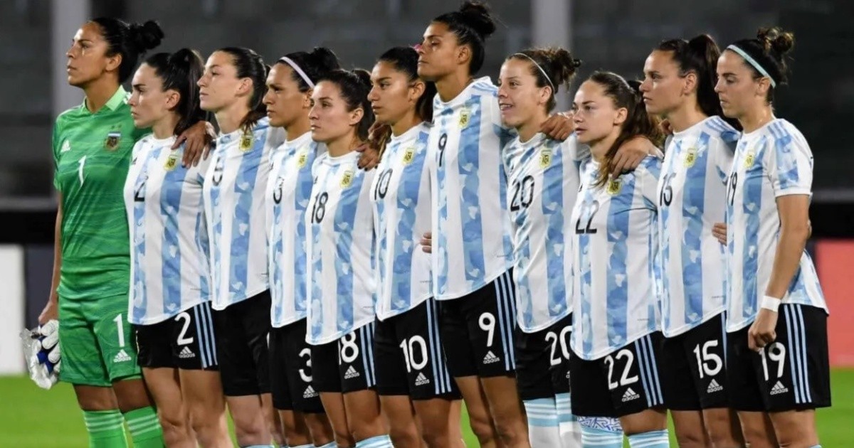 La Selección femenina de fútbol se despide de su público antes del