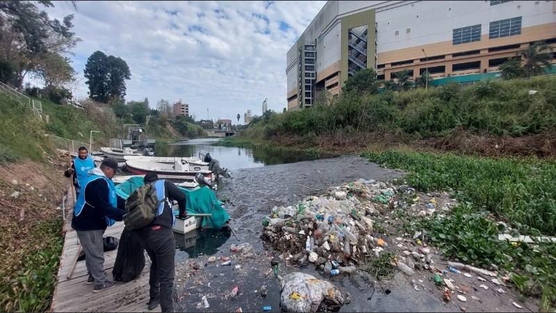 Una cuadrilla de la Dirección de Higiene Urbana recogió los plásticos y desechos este sábado.