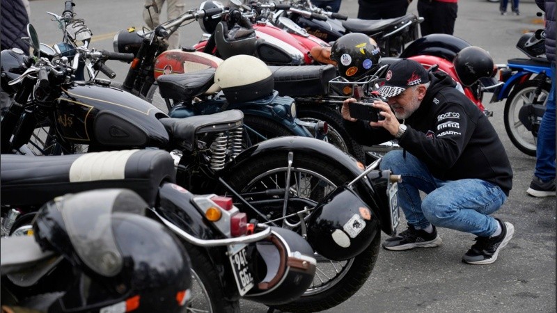 También hubo motos en la exhibición de autos antiguos en el Parque de la Independencia.