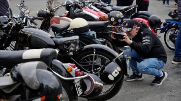 También hubo motos en la exhibición de autos antiguos en el Parque de la Independencia.
