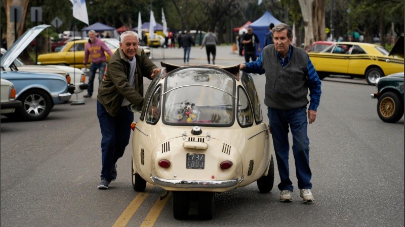 La exhibición de autos antiguos en el Parque de la Independencia.