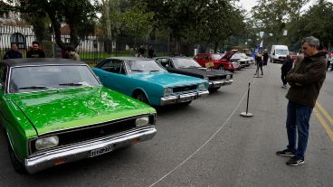 La exhibición de autos antiguos en el Parque de la Independencia.