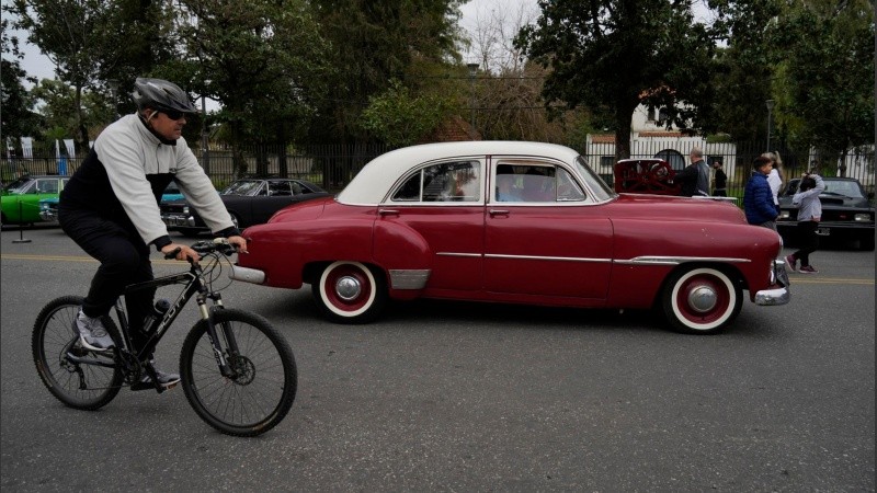 La exhibición de autos antiguos en el Parque de la Independencia.