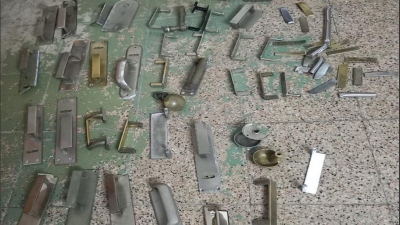 Los picaportes secuestrados al hombre que fue hallado cuando sustraía uno en Rodríguez al 2600.