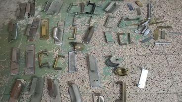 Los picaportes secuestrados al hombre que fue hallado cuando sustraía uno en Rodríguez al 2600.