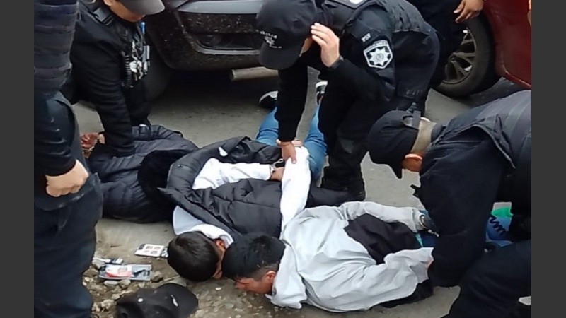 Los tres detenidos por el asalto y robo del vehículo con el que luego embistieron a otros