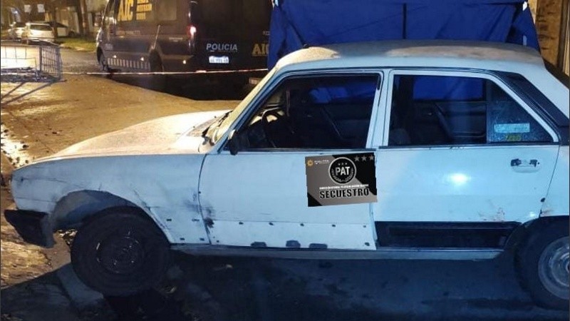 El ataque cuando la víctima estaba en su Peugeot 504 blanco.