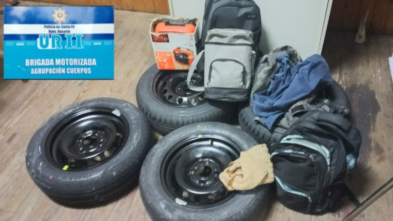 Los elementos secuestrados dentro del vehículo en el que se movian los delincuentes.