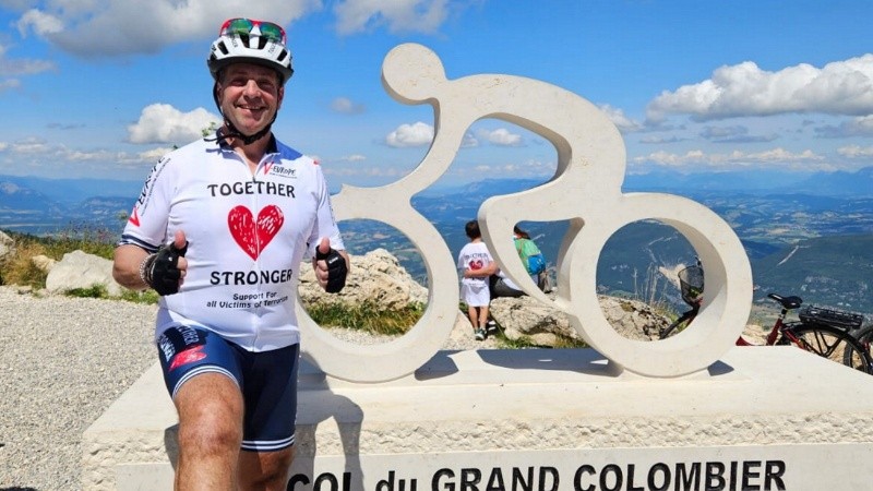 Ariel pedaleó 17 kilómetros a 1500 metros de altura en homenaje a sus amigos