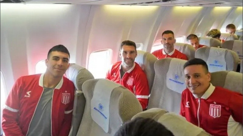 El plantel de Estudiantes de La Plata en el vuelo de regreso a la Argentina.