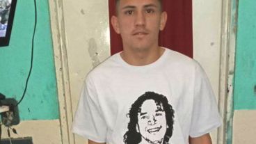 Schneider con un remera tributo a su padre, el mítico Pájaro Cantero.