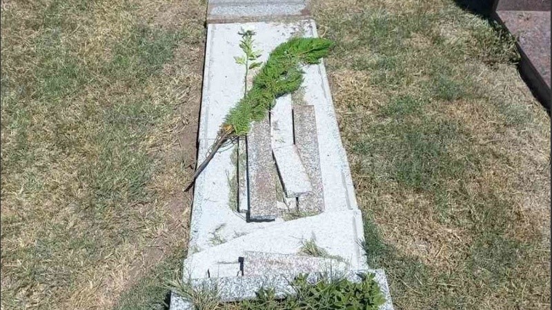 Imagen de una tumba profanada en el mismo cementerio a comienzos de 2022