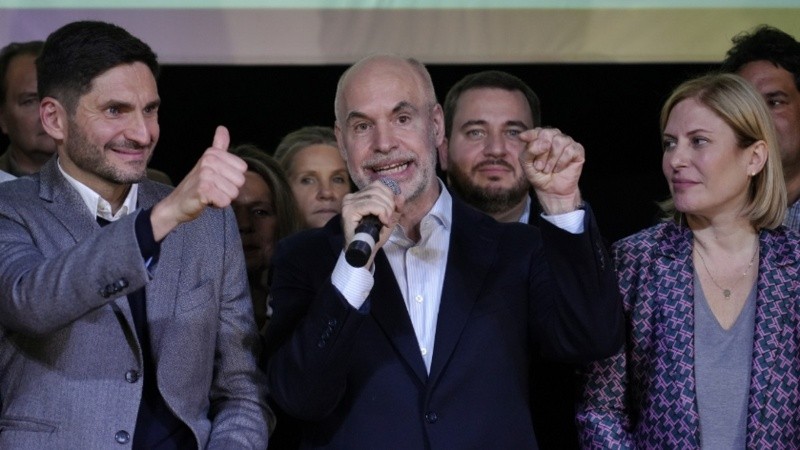 El jefe de Gobierno porteño Horacio Rodríguez Larreta subió al escenario con los candidatos a gobernador y vice, respectivamente, Maximiliano Pullaro y Gisela Scaglia.